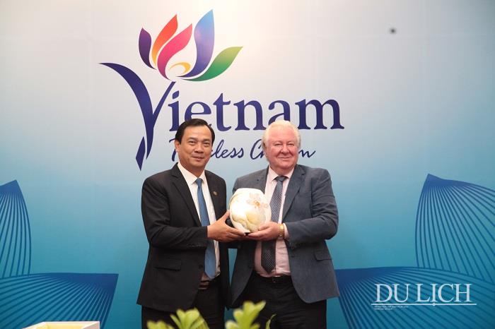 Tổng cục trưởng Nguyễn Trùng Khánh tặng quà lưu niệm cho Chủ tịch kiêm nhà sáng lập WTA - Graham Cooke